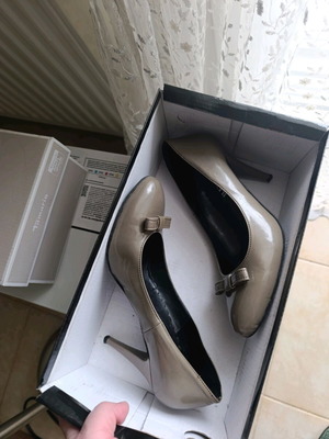 Patent leather pumps used size 38 in neutral oil-gray color