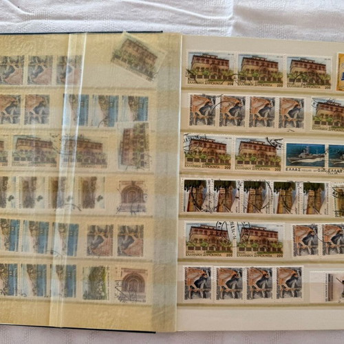 Stamp album collection like new, approx. 642 Greek sealed stamps 1980-1990