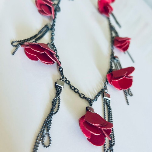 Long necklace with leather burgundy flowers like new