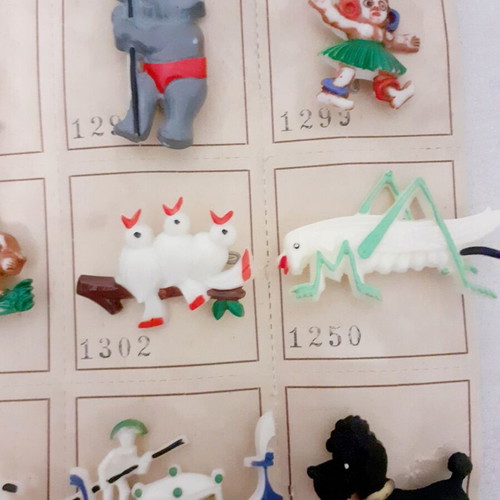 Vintage children's pins from the 1960s like new, multicolored