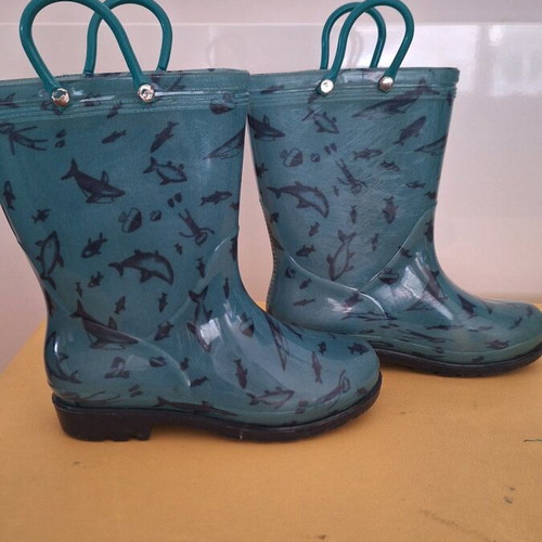 Children's galotses size 29 like new, blue with fish pattern