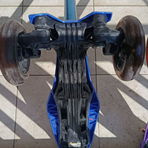 Micro Maxi kids scooters used, pack of 2, light-up wheels