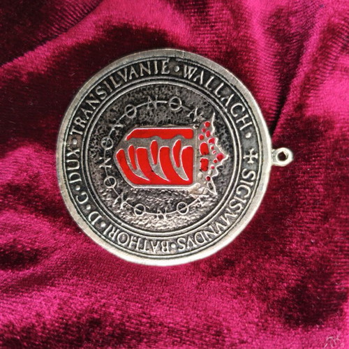 Necklace new, silver color