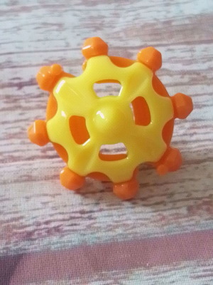 Σβούρα Kinder Yellow σαν καινούργιο, μήκος 4 εκ.
