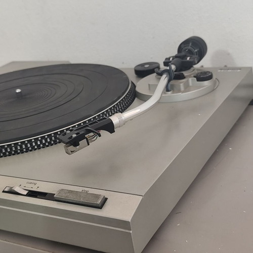 Technics turntable without needle or cover lid