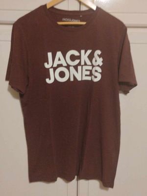 Jack and Jones σκούρo μπορντώ T-shirt με λογότυπο  νούμερο XL