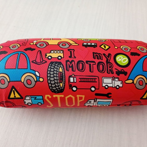 Children's glasses case with vehicle theme