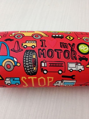 Children's glasses case with vehicle theme
