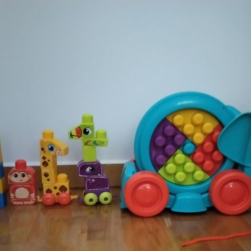 Fisher Price pull-along elephant with 25 blocks like new