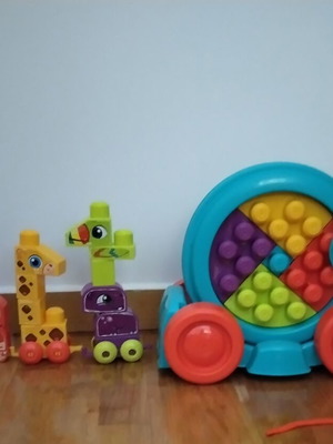 Fisher Price pull-along elephant with 25 blocks like new