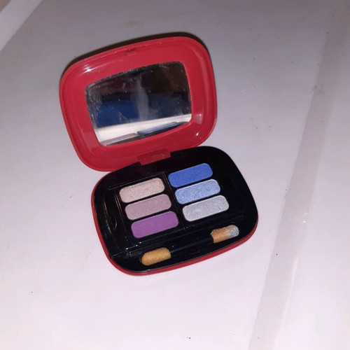 M Manhattan makeup set new