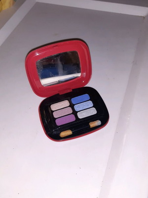 M Manhattan makeup set new