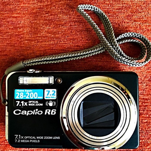 Mini digital camera RICOH Caplio R6 new with leather case