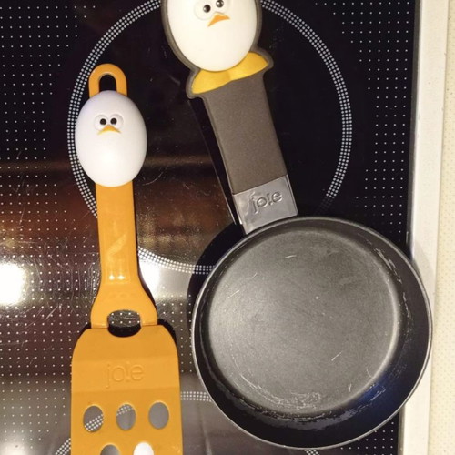Joie small egg frying pan with nonstick coating and spatula