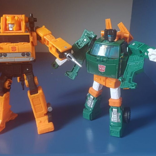 War for Cybertron Voyager and Deluxe class Autobots Grapple and Hoist figures like new