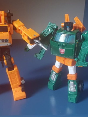 War for Cybertron Voyager and Deluxe class Autobots Grapple and Hoist figures like new