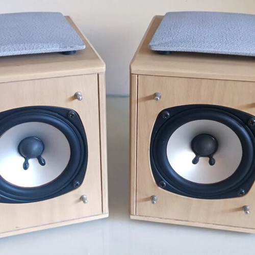 Hitachi bookshelf speakers like new, 8Ω 15W RMS 30W max
