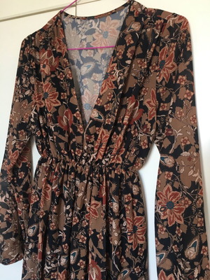 Floral dress like new, one size with elastic waist and sleeves