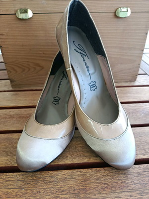 Nude/beige pumps used with low heel and leather insole size 40