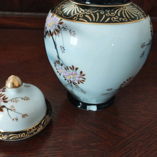 Japanese Handmade Porcelain Vase Eiwa Kinsei used with Lid