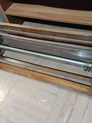 Κρεμάστρα ρούχων για τείχο μεταχειρισμένη 80μ×25β×25υ