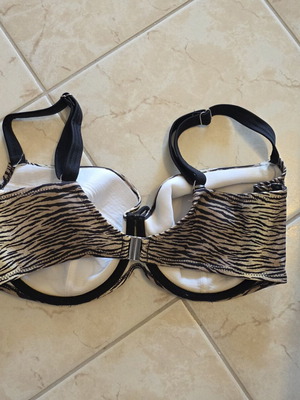 Zebra Print Bikini Top 85F AVA like new with underwire support