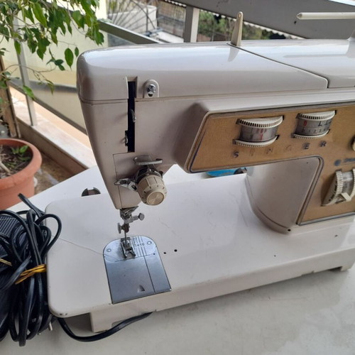 Singer 700 sewing machine used in very good condition