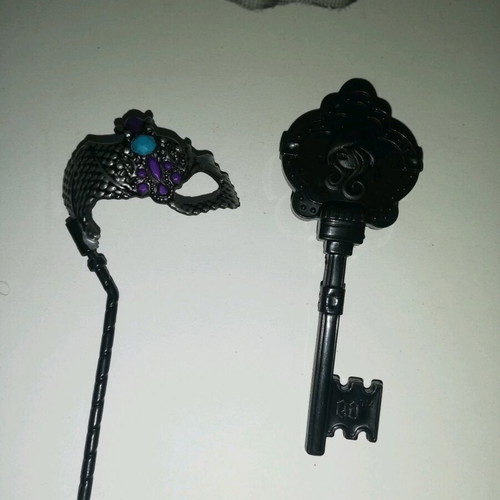 Ever After High Raven Queen doll like new, complete with accessories and stand