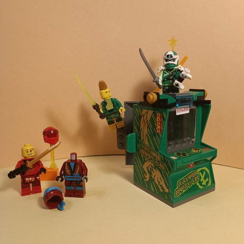 Lego Ninjago 71716 Lloyd Avatar Arcade Pod like new with extra minifigures