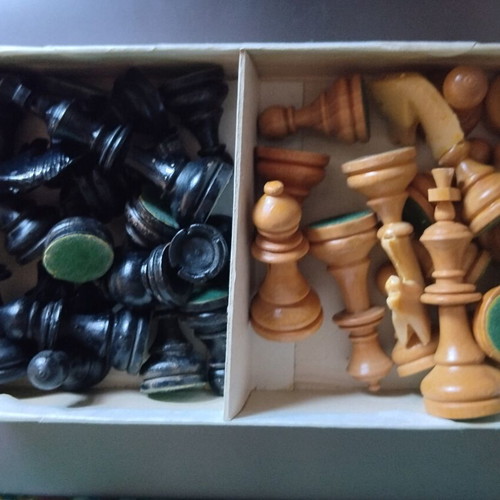 Wooden chess pieces used, lightweight, king height 8 cm with box