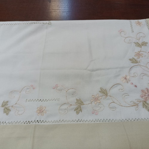 Square tablecloth 1.80x1.80 ecru with delicate machine embroidery