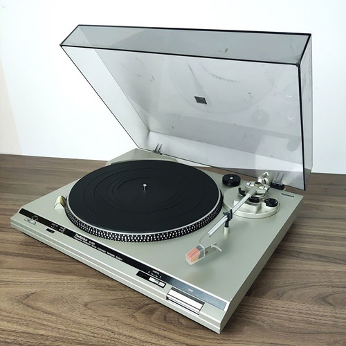 Technics SL-B20 vintage turntable used with stroboscope pitch control