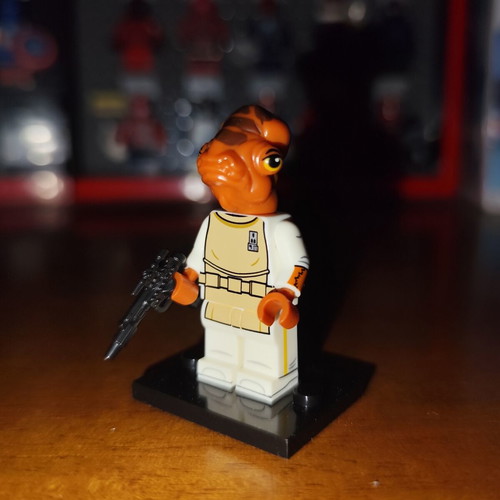 Admiral Ackbar Star Wars figure like new with base and blaster