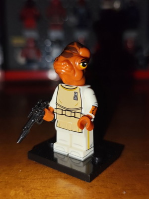 Admiral Ackbar Star Wars figure like new with base and blaster