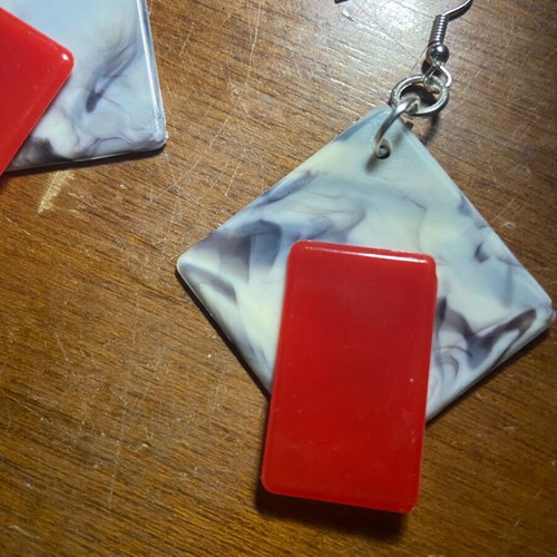 Light plastic earrings new, simple and discreet