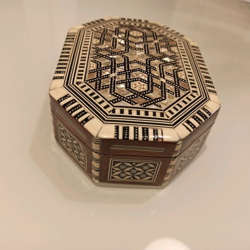 Handmade wooden oriental box like new with mother of pearl 18.5x13.5 cm