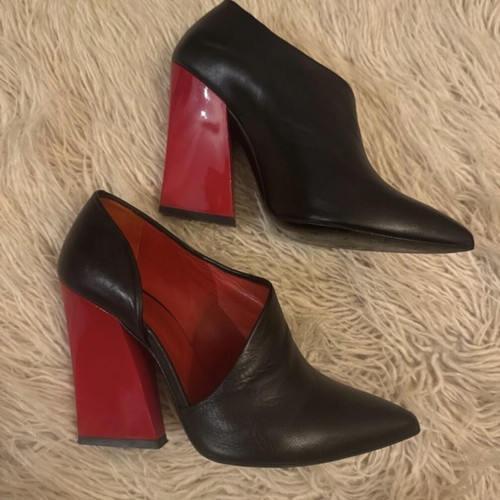 Black leather pumps with red heel like new