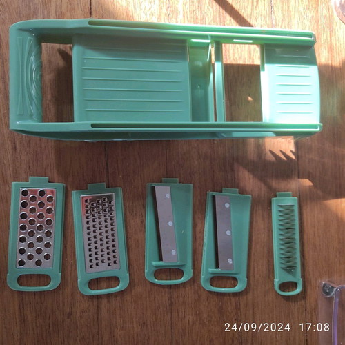 Vegetable slicer like new with free spray bottle