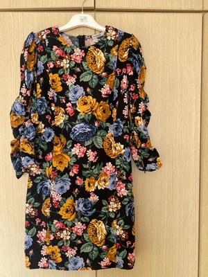 Dress like new with floral pattern and waist belt, size S