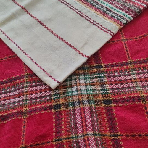 Table linens used, set of 2 red and white pieces