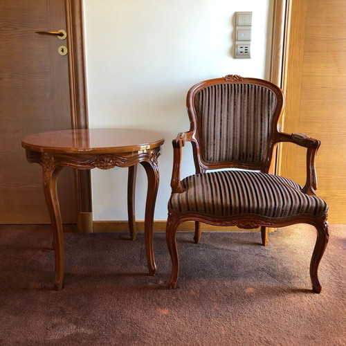 Armchair and table used in very good condition