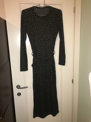 Φόρεμα μαξι με πλαϊνά ανοίγματα, animal print πράσινο με μαύρο, ζωνάκι, αφόρετο, L