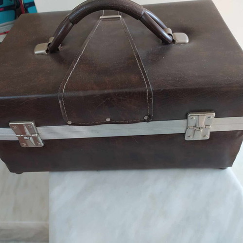 8 Track Cassette Case like new, leather, capacity 24 cassettes