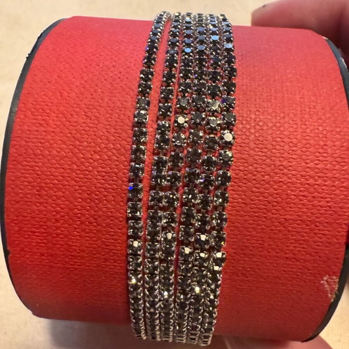 Elastic bracelets with rhinestones like new, set of 6