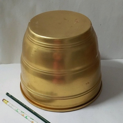 Large metal flowerpot like new, rust resistant