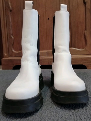 Primadonna Chelsea boots white like new, size 38