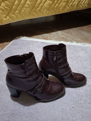 Axel ankle boots size 38, like new, burgundy with low heel