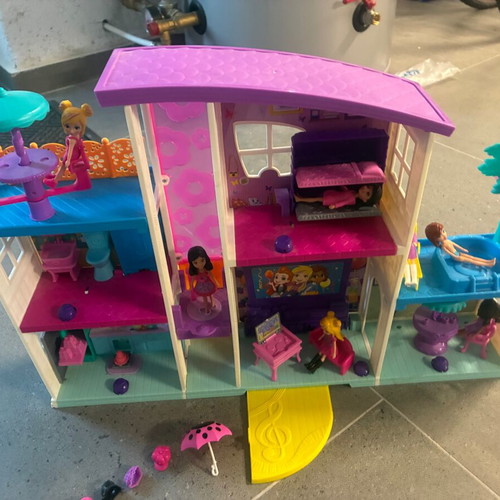 Polly Pocket large dollhouse with 7 figures