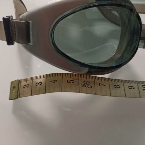 Swimming goggles