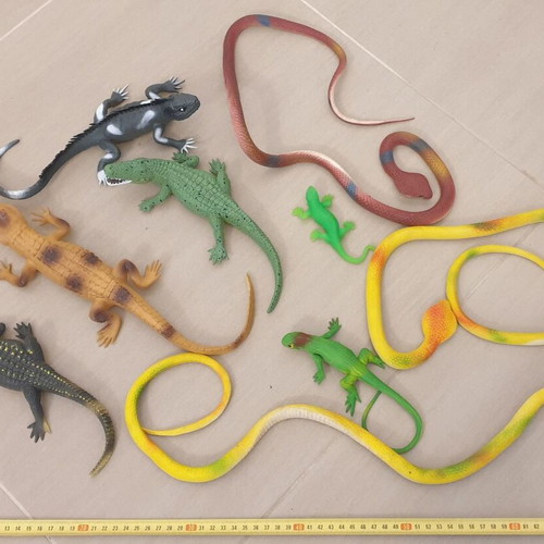 9 reptile figures (snake, lizard, crocodile, iguana). Also sold individually